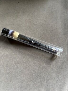 BNWT it cosmetics Dual-Ended Face Brush in Black and White